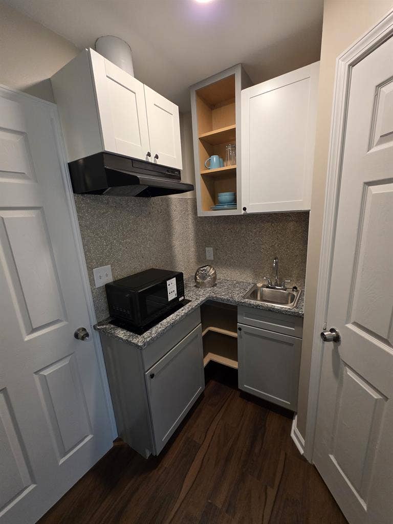MIDTOWN SUITE! PRIVATE BATHROOM!!!