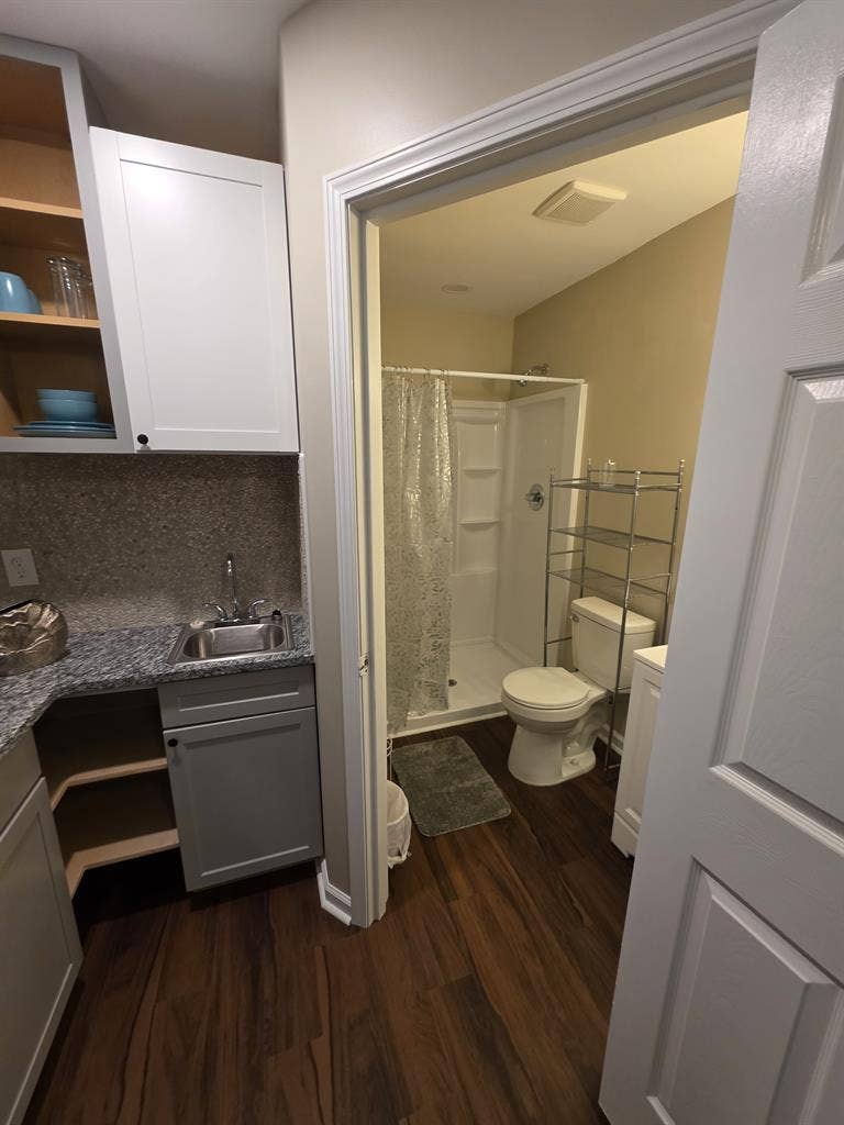 MIDTOWN SUITE! PRIVATE BATHROOM!!!