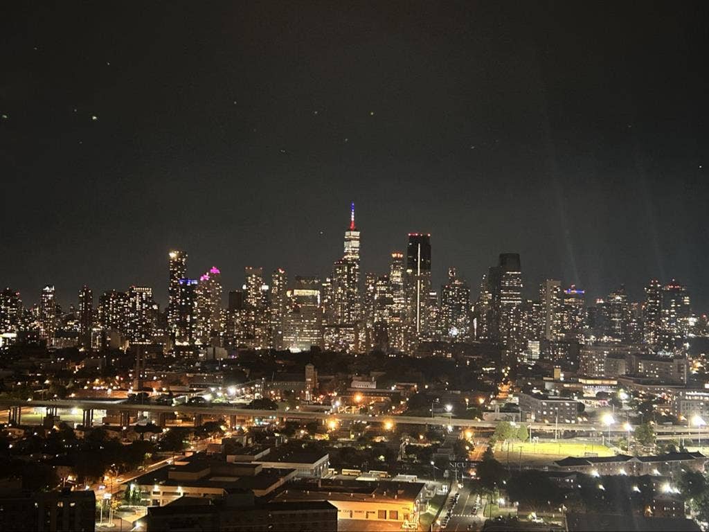 Studio in luxury apt, NYC view