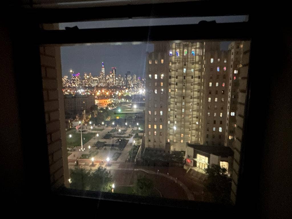 Studio in luxury apt, NYC view
