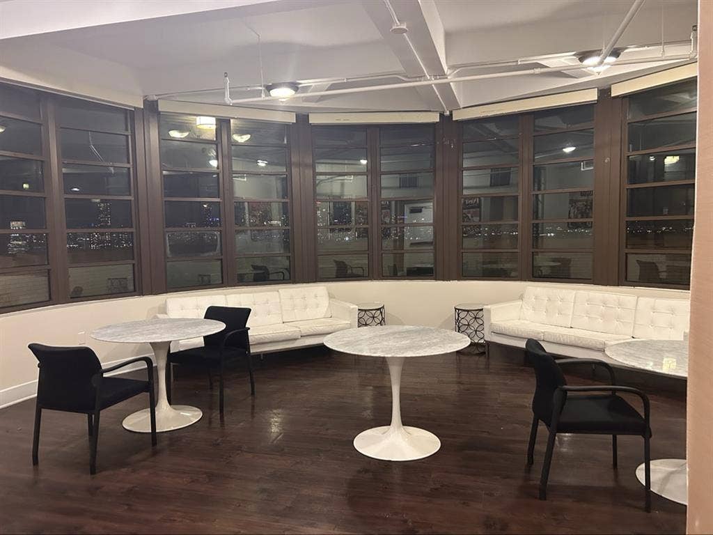 Studio in luxury apt, NYC view
