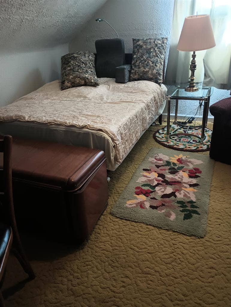 2 ROOMS AVAIL NOW