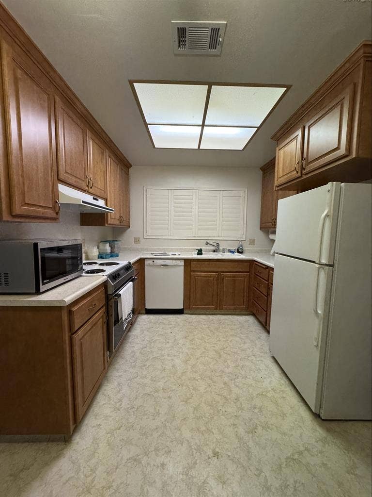 ROOM & EXCLUSIVE BATHROOM FOR RENT!