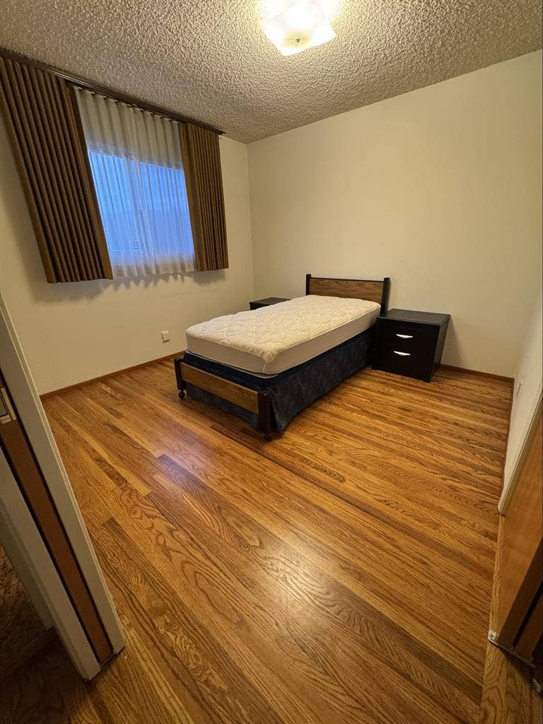 ROOM & EXCLUSIVE BATHROOM FOR RENT!