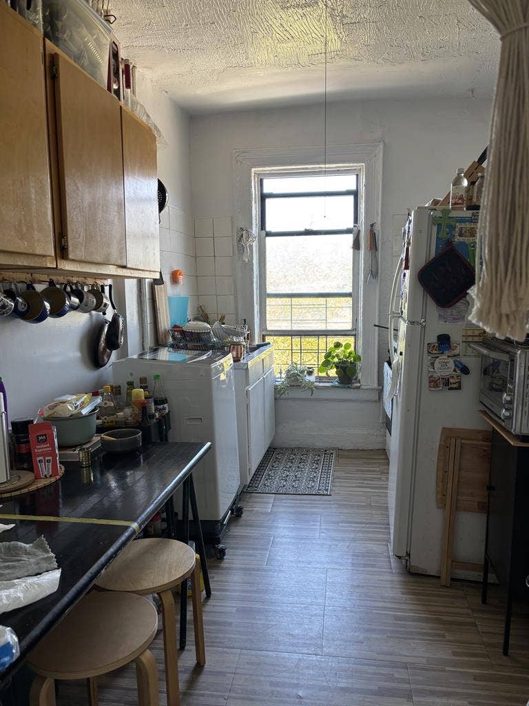 $900 / 2br - Female roommate only