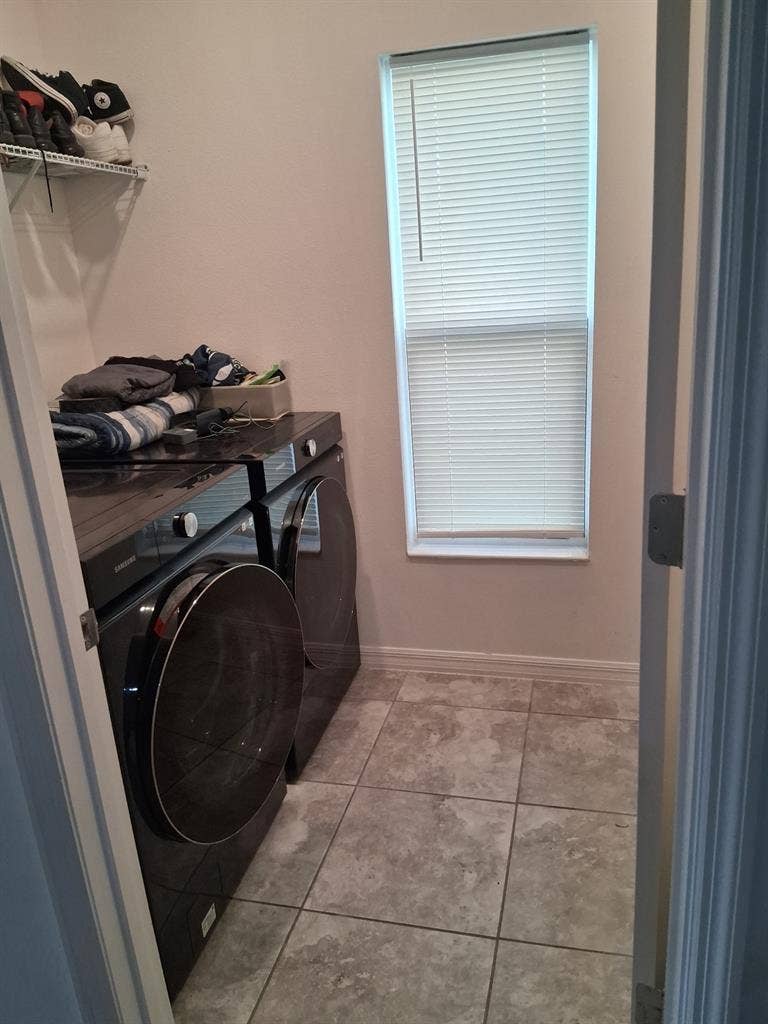 3 rooms for rent in a house 3000sq