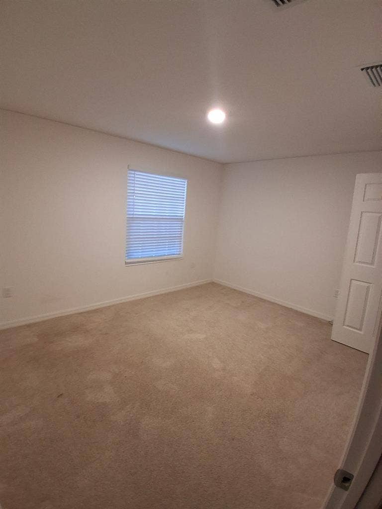 3 rooms for rent in a house 3000sq