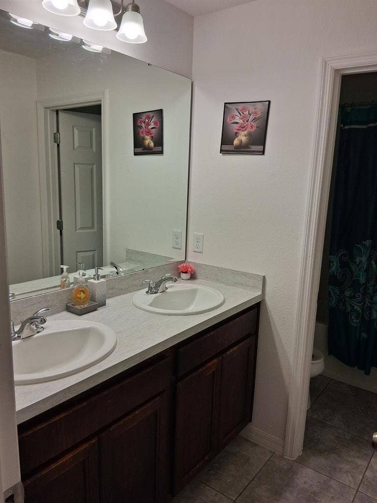 3 rooms for rent in a house 3000sq