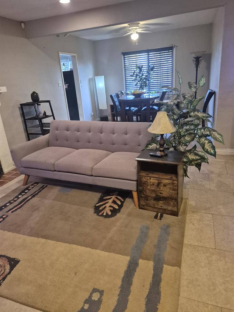 Looking for 1 roommate