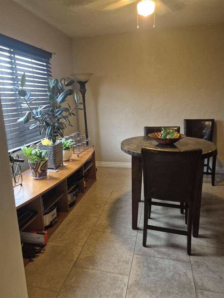 Looking for 1 roommate