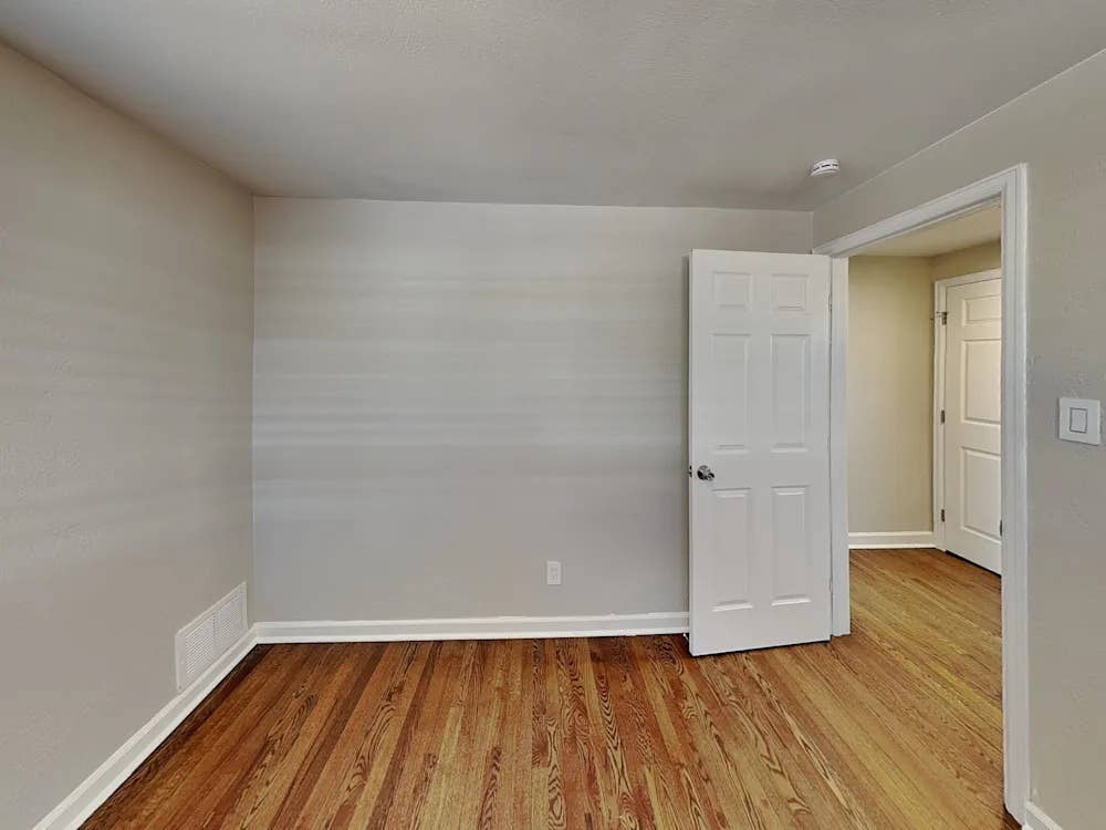 Roommates needed