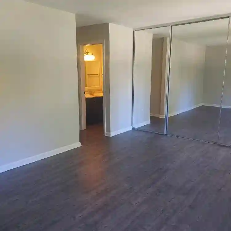 Avalaible 8/27 Rooms 4 rent