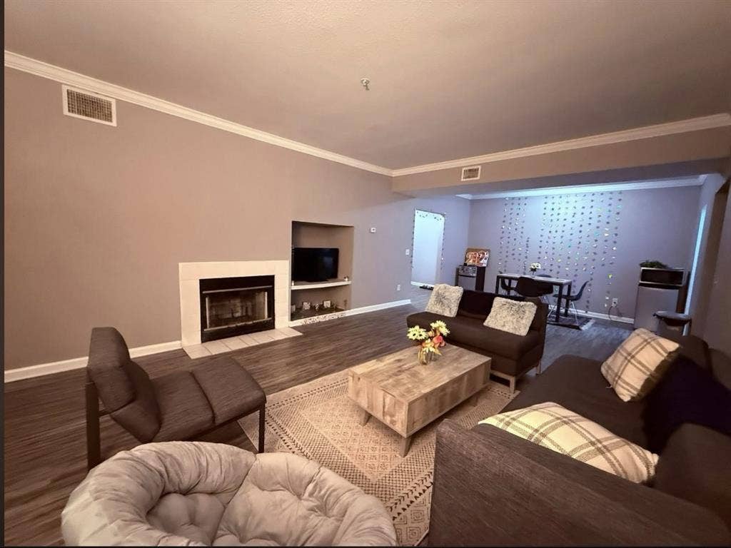 subleasing for a female roommate!