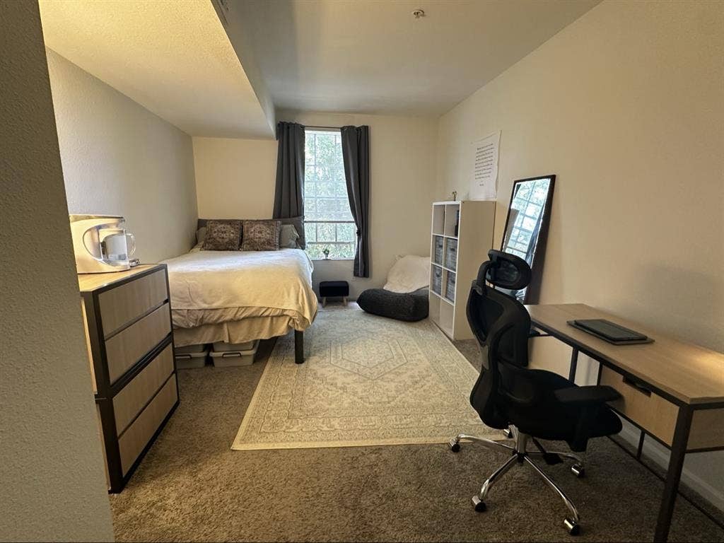 subleasing for a female roommate!