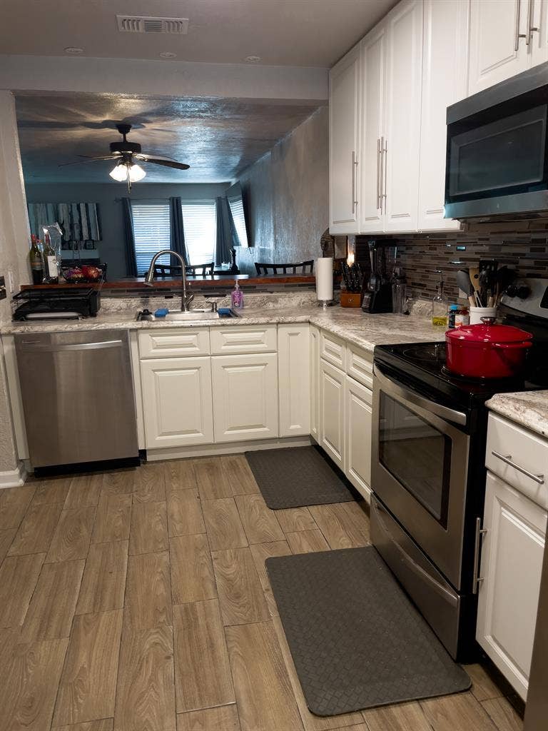 Rooms available near Bush Airport