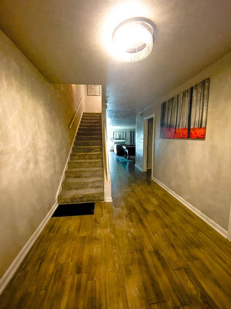 Rooms available near Bush Airport