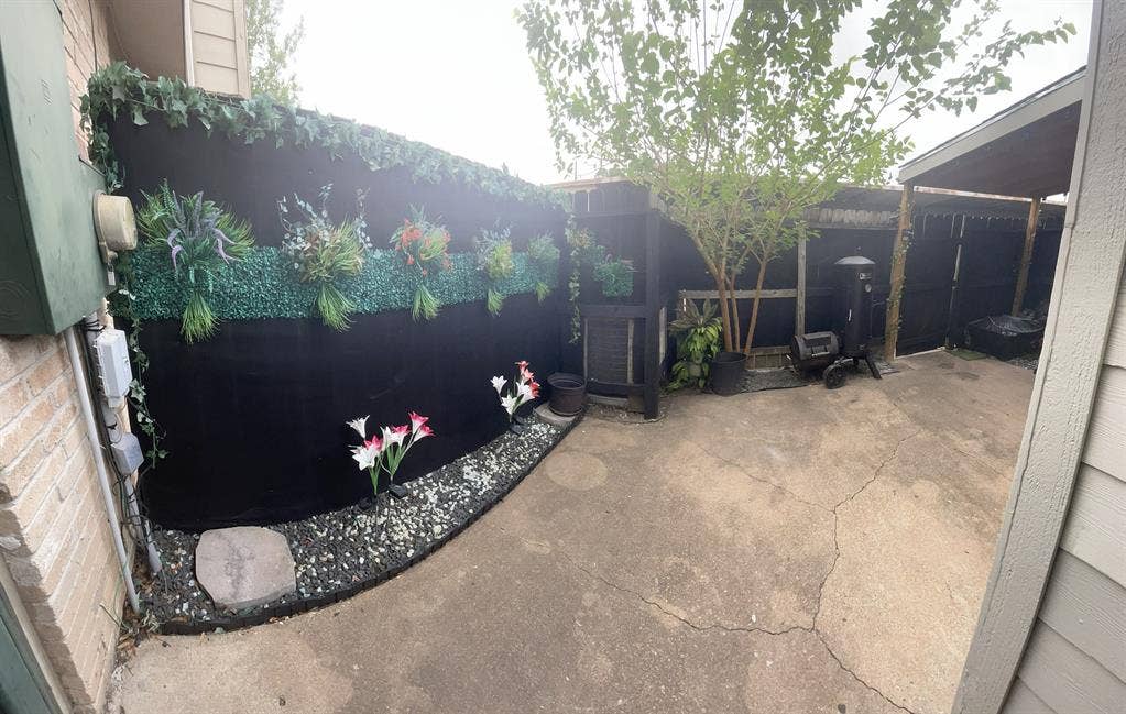 Rooms available near Bush Airport