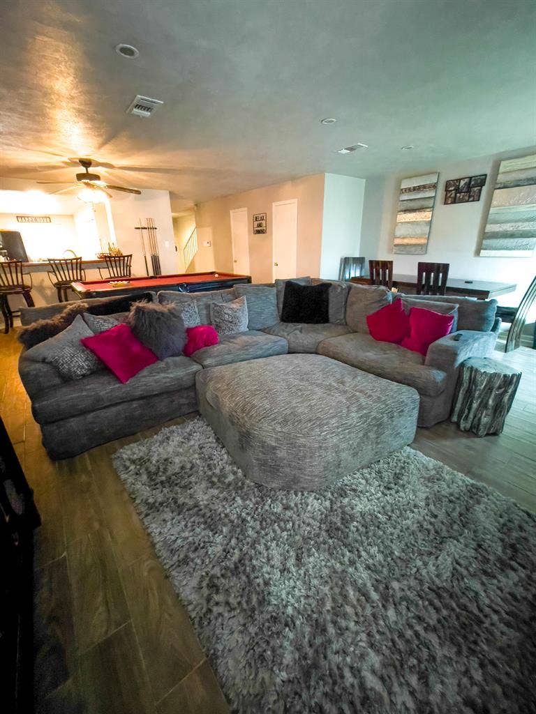 Rooms available near Bush Airport