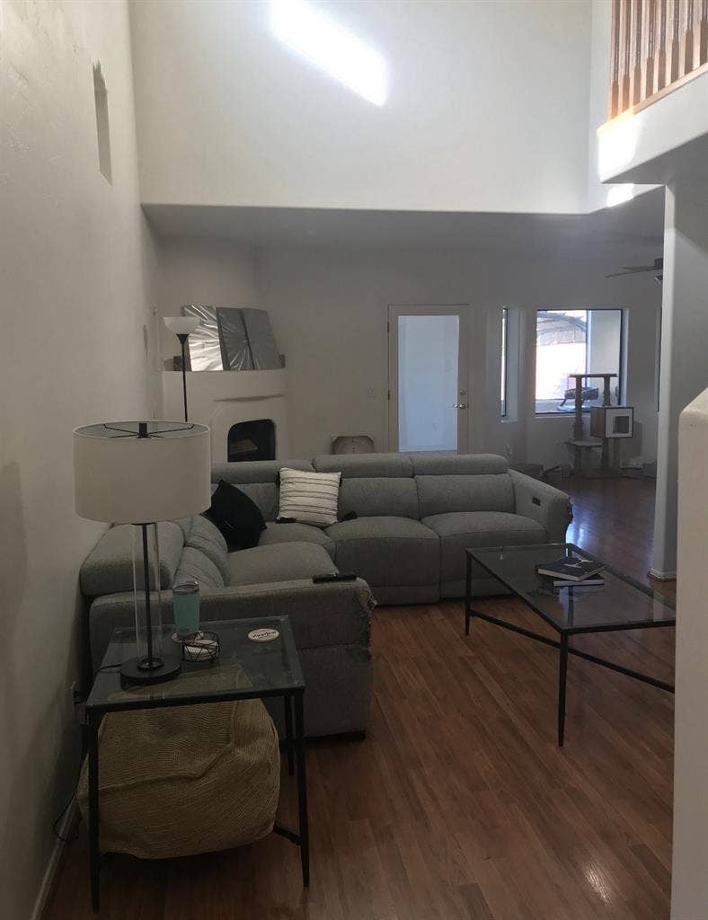 Room for rent w/pool & utilities