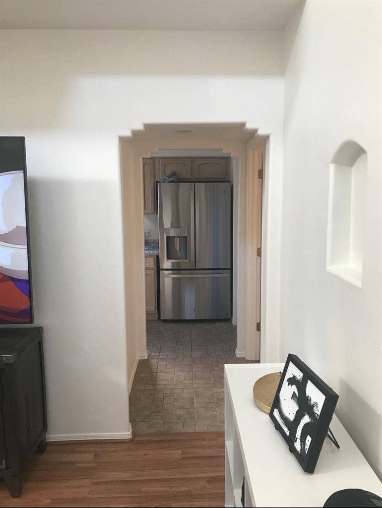 Room for rent w/pool & utilities