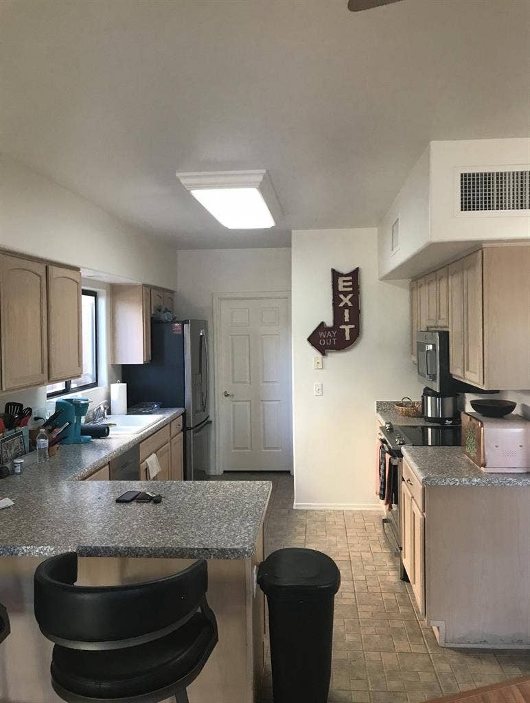 Room for rent w/pool & utilities
