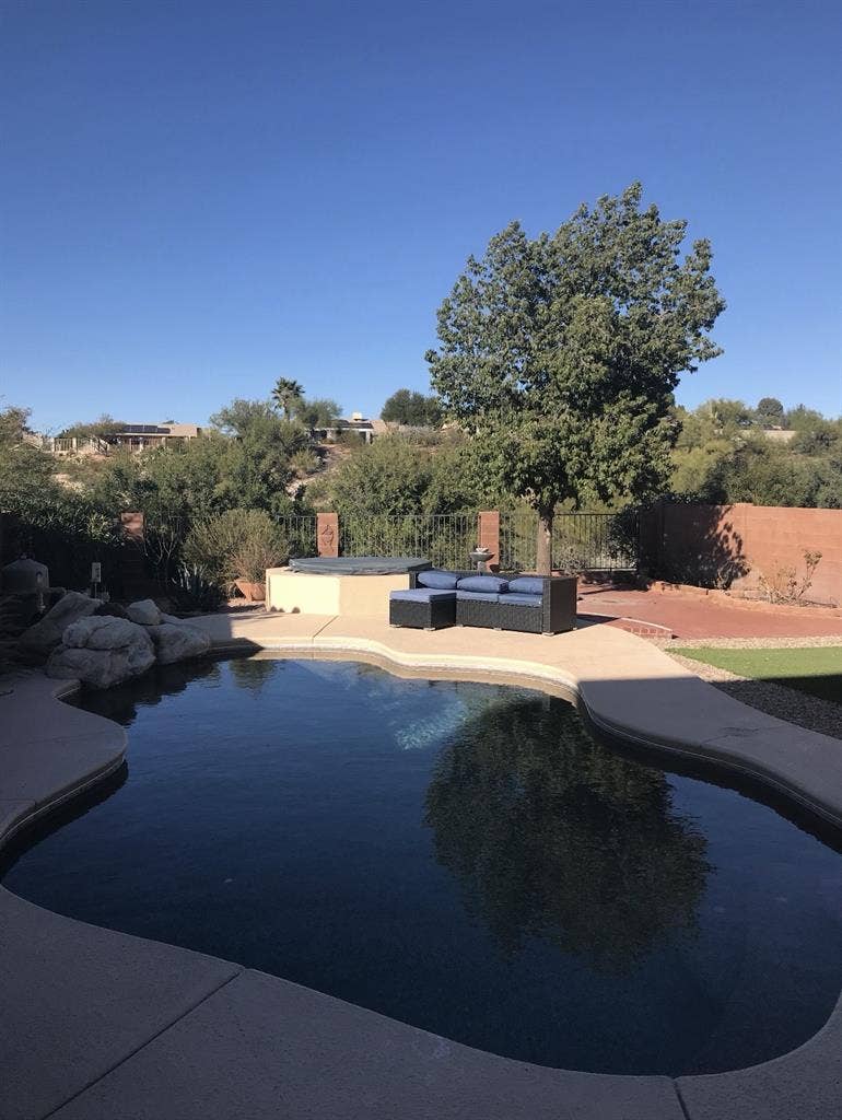 Room for rent w/pool & utilities