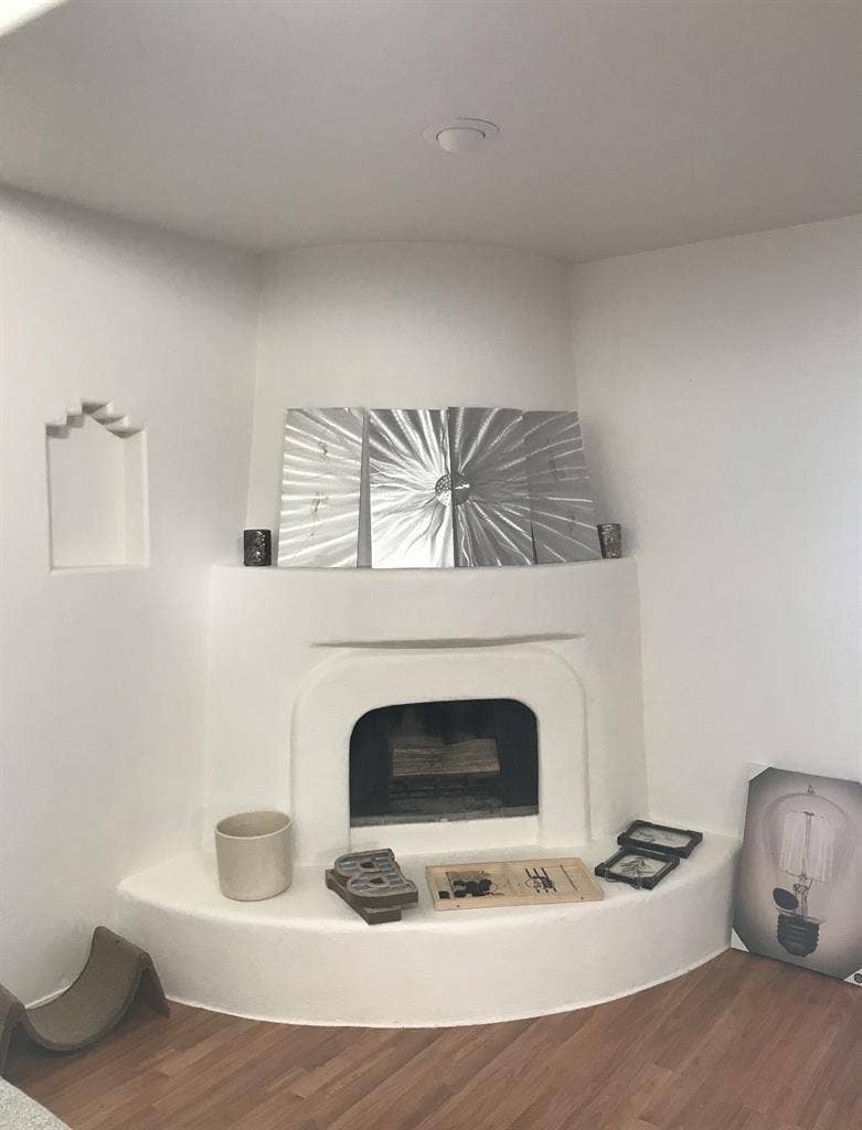 Room for rent w/pool & utilities