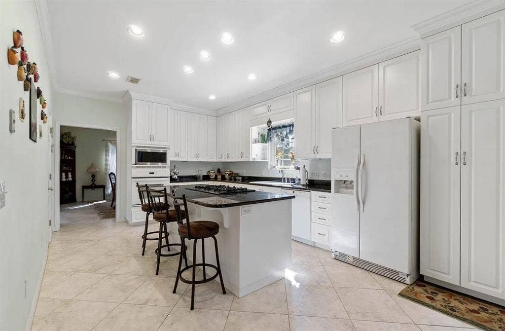 1 Room for rent 1500 has pool