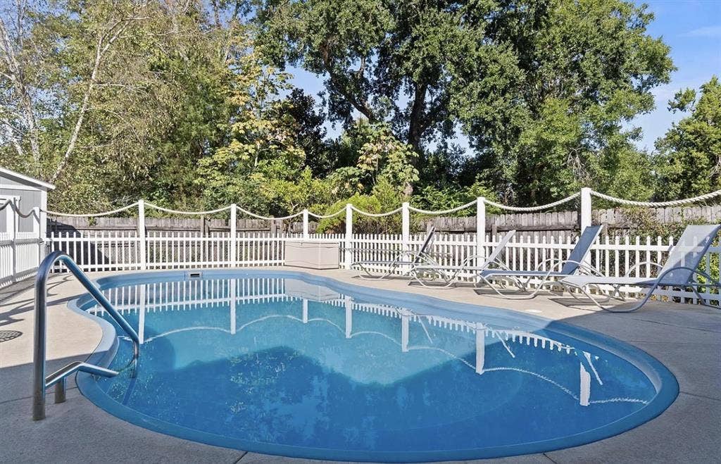 1 Room for rent 1500 has pool