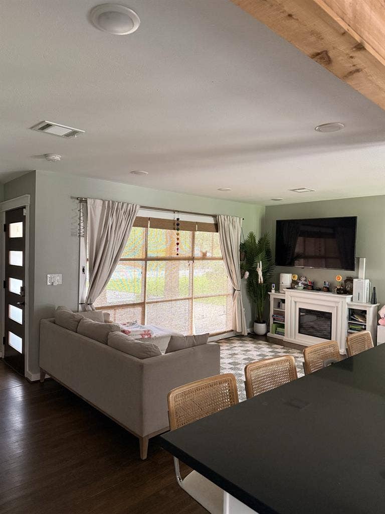 Roommate needed / 3 bedroom 2 bath