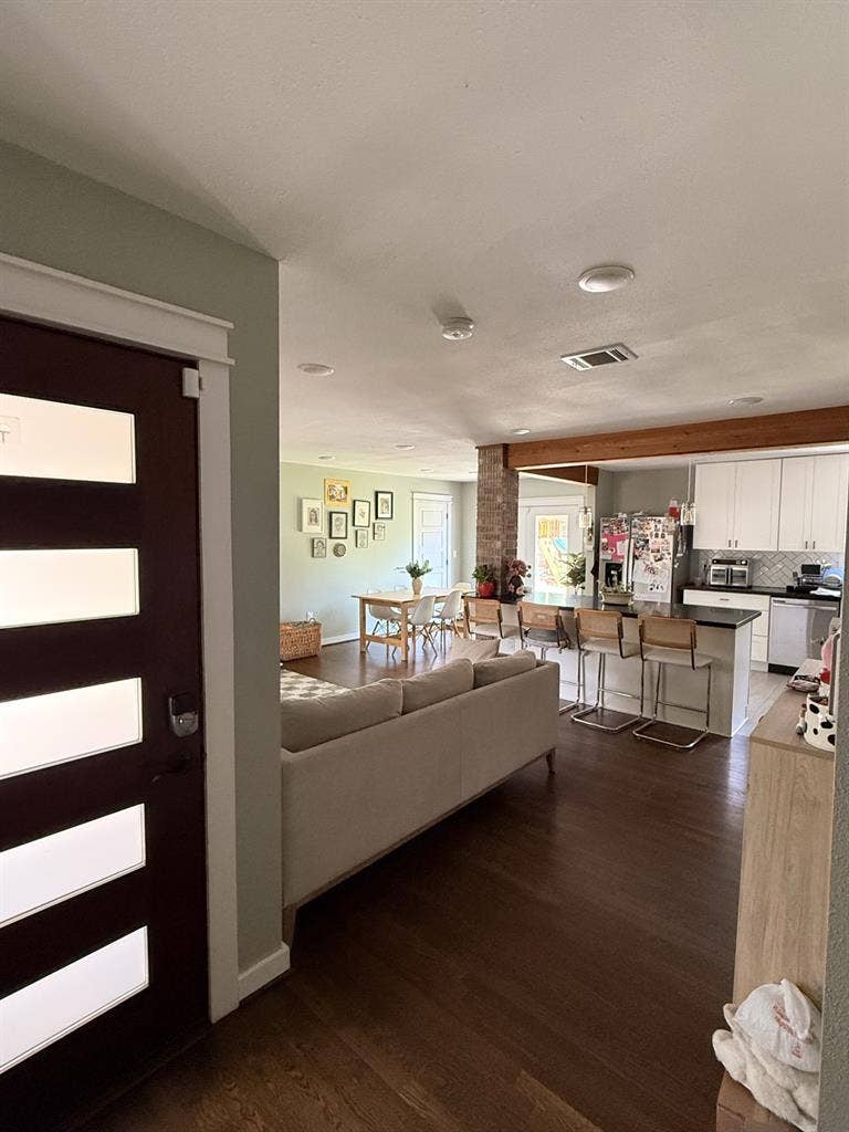 Roommate needed / 3 bedroom 2 bath