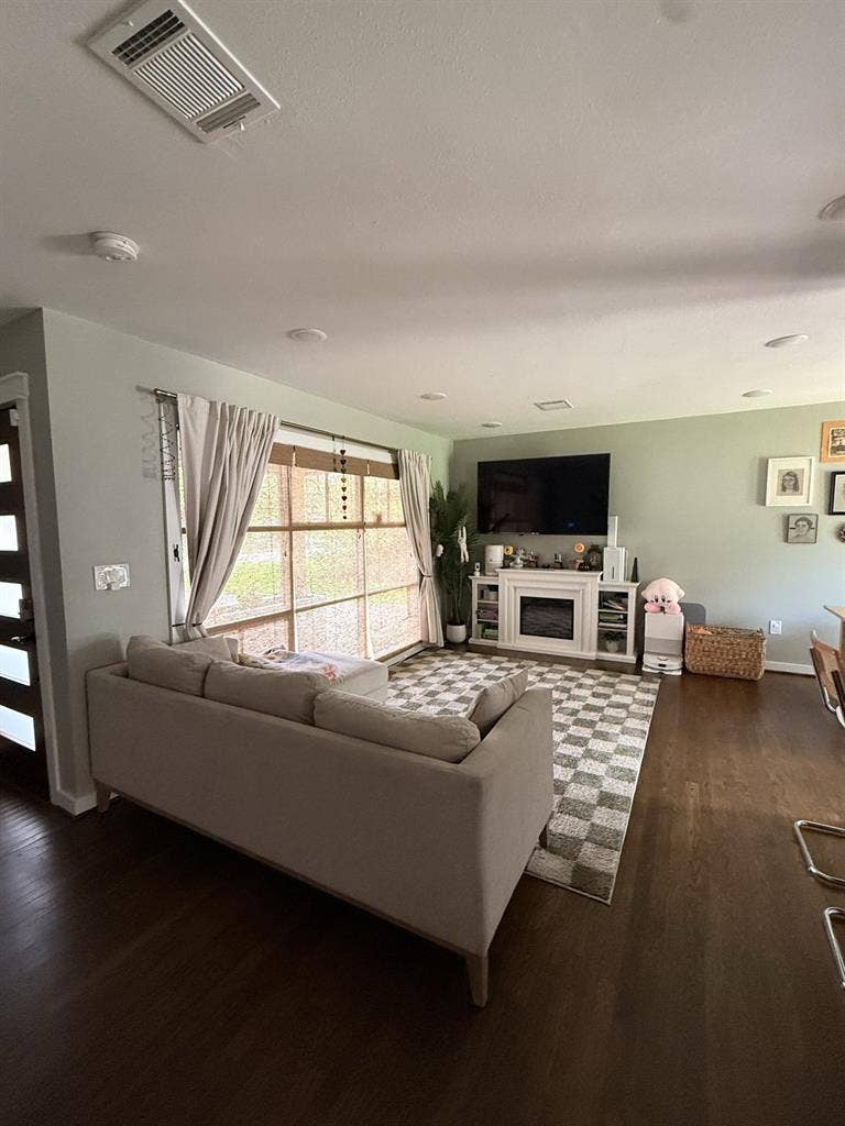 Roommate needed / 3 bedroom 2 bath