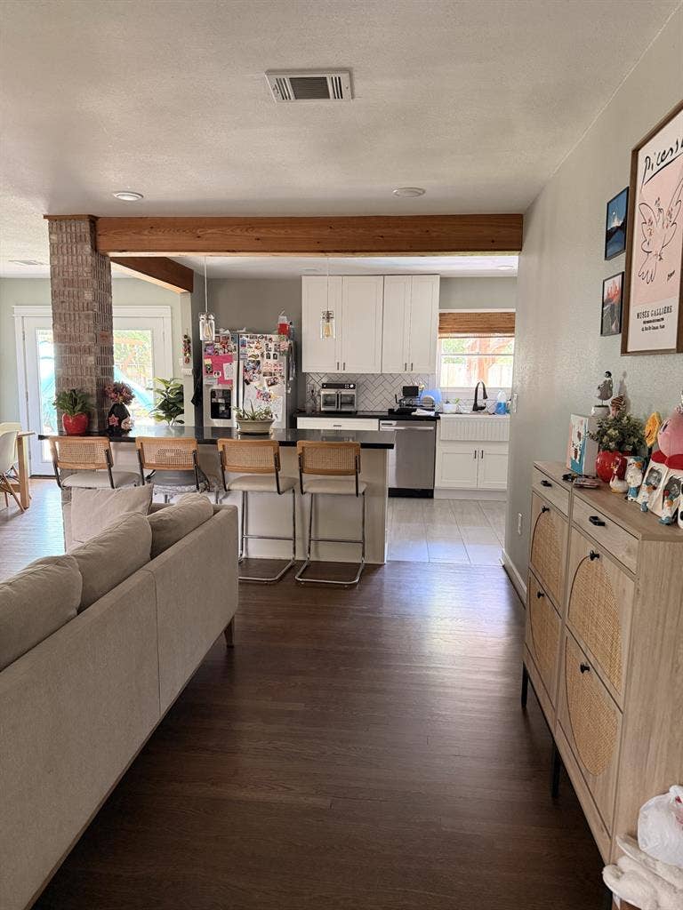 Roommate needed / 3 bedroom 2 bath