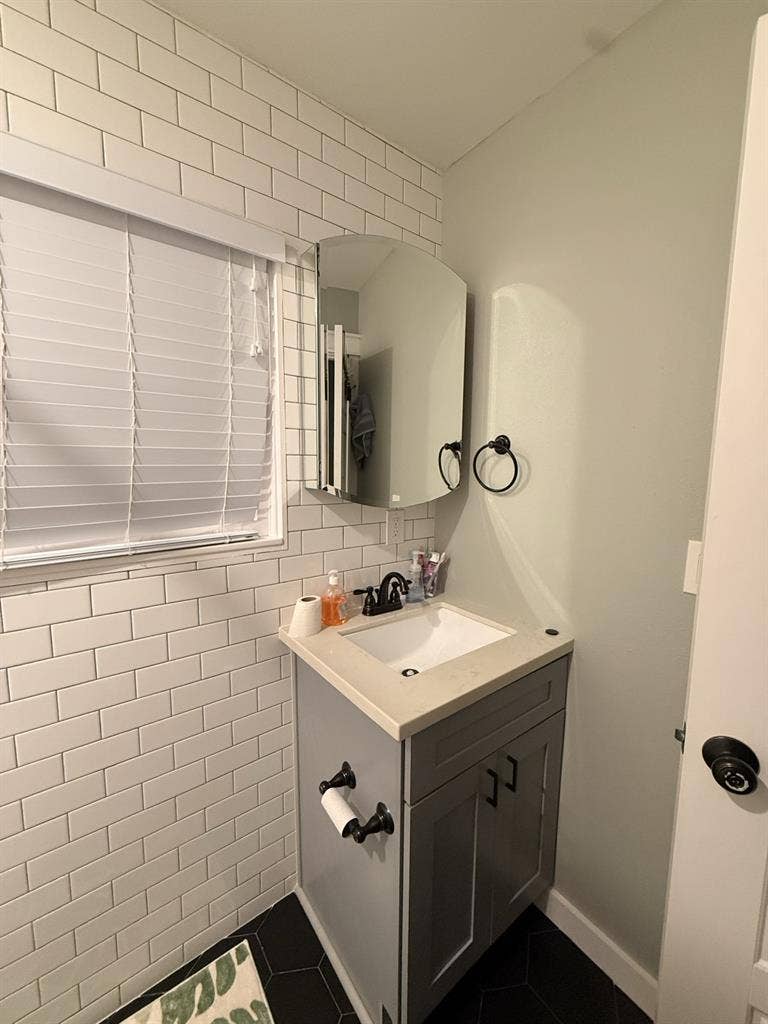 Roommate needed / 3 bedroom 2 bath