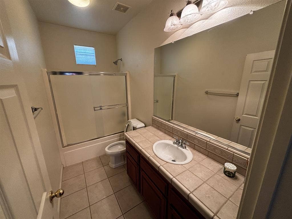 Folsom 2 bedrooms 1 Private Bath