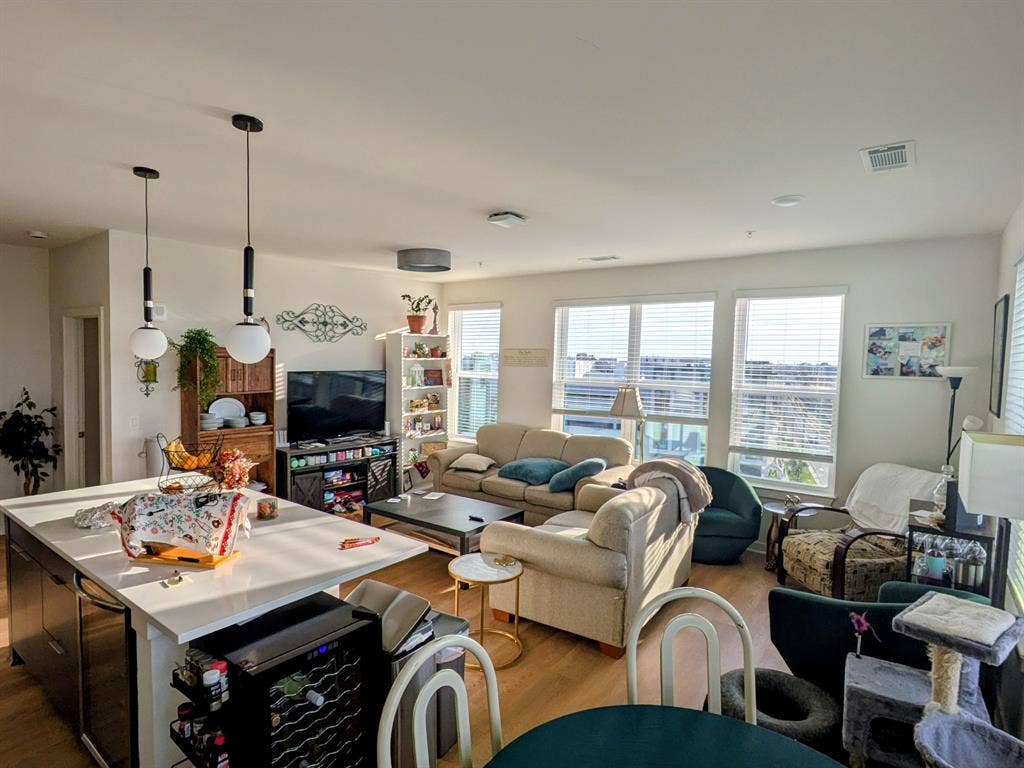 Unfurnished room w pr bath in 2b 2b