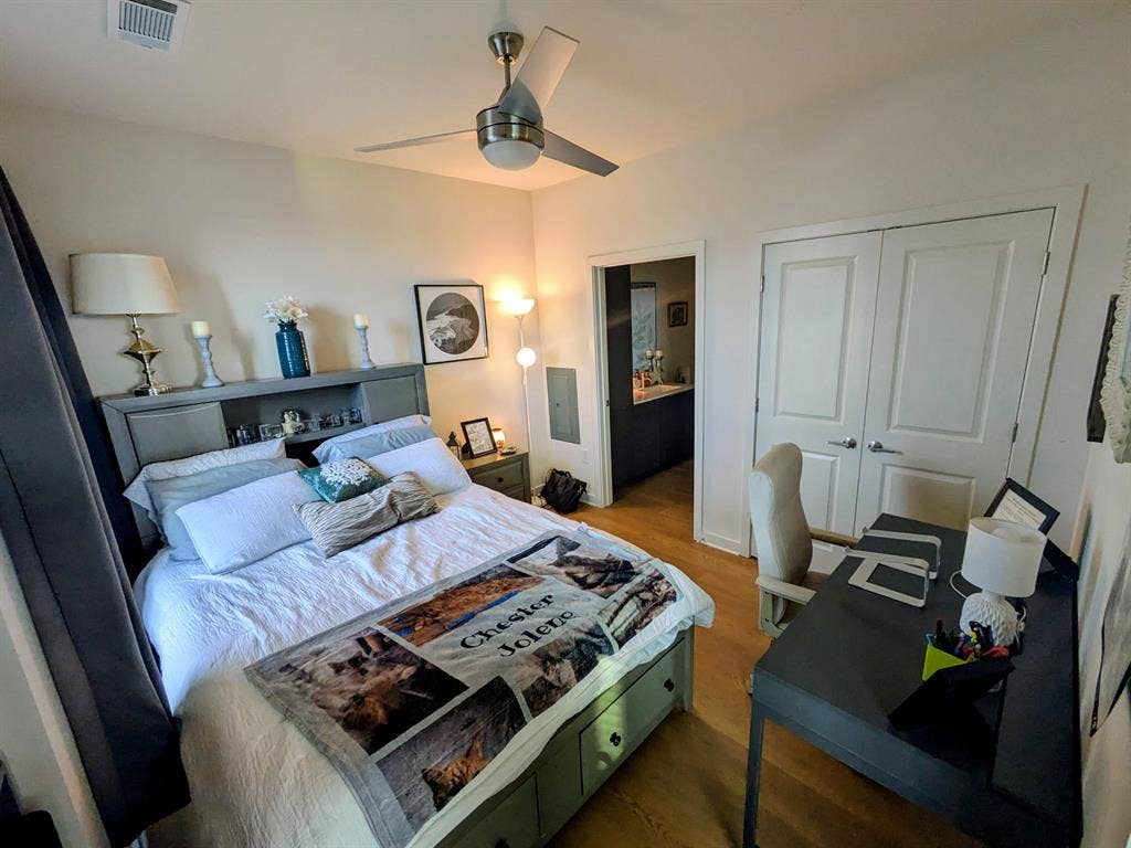 Unfurnished room w pr bath in 2b 2b