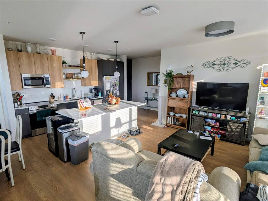 Unfurnished room w pr bath in 2b 2b