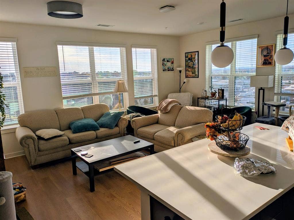 Unfurnished room w pr bath in 2b 2b