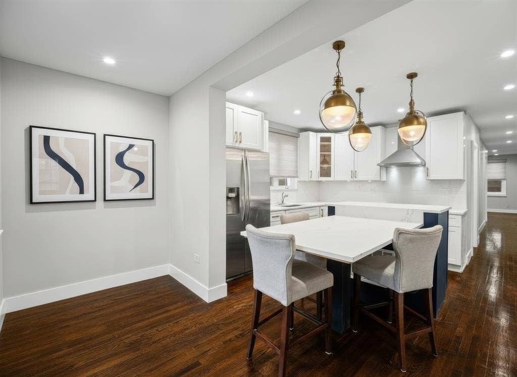 5BR/2BA Renovated Two-Level Duplex
