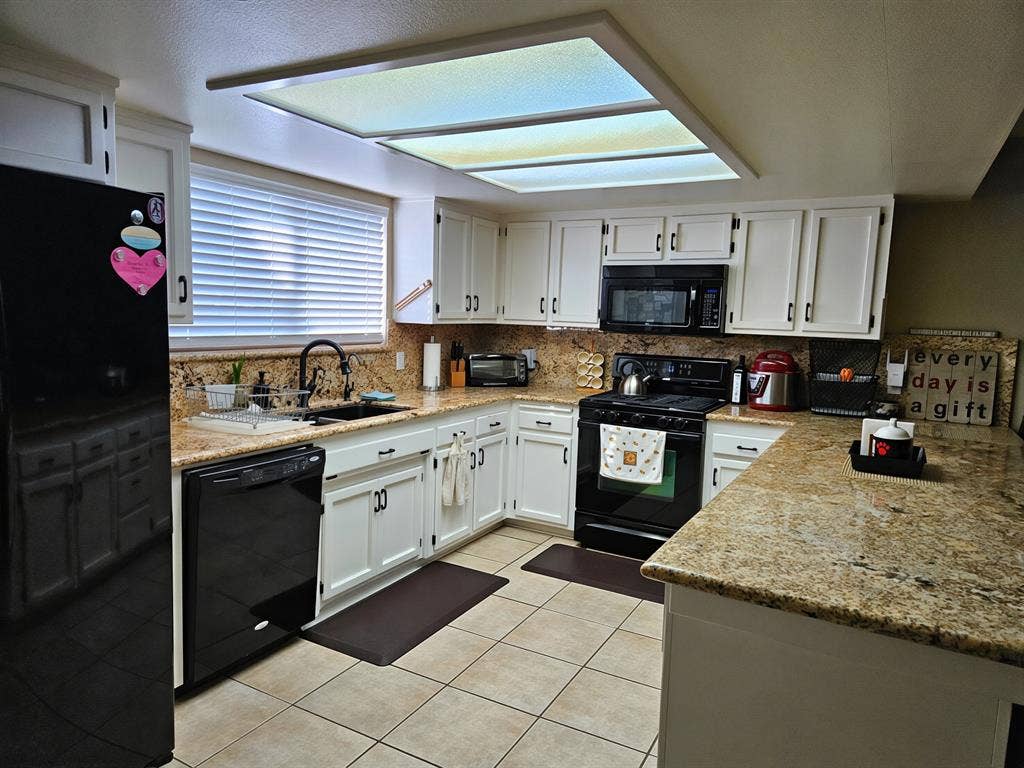 Twin XL bedroom w/shared bathroom