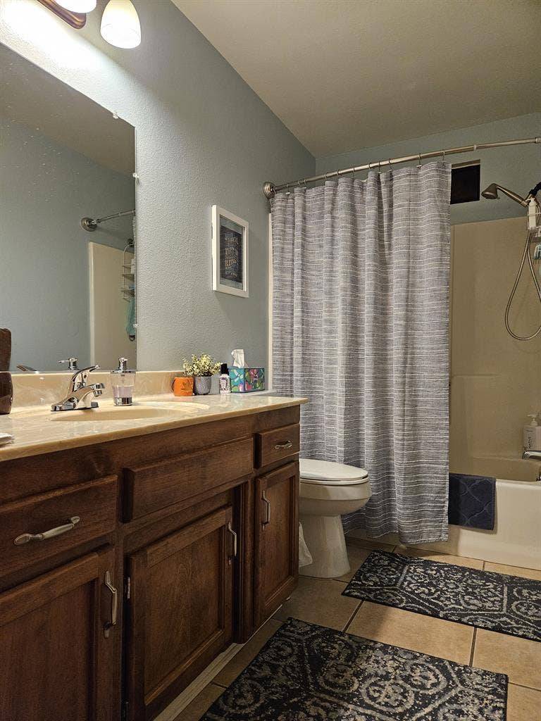 Twin XL bedroom w/shared bathroom