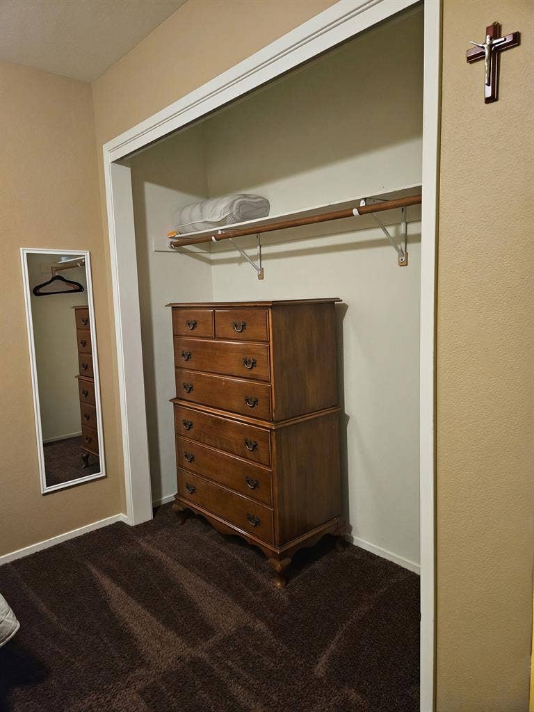 Twin XL bedroom w/shared bathroom