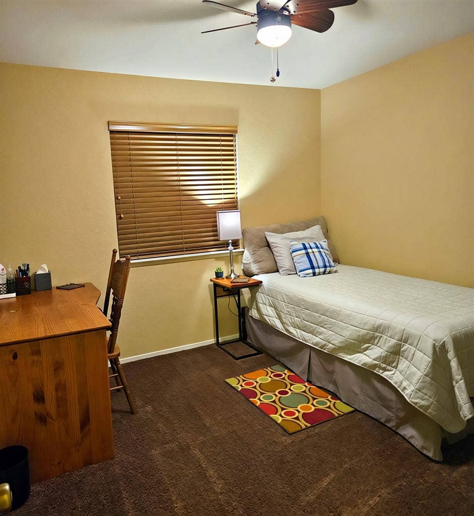 Twin XL bedroom w/shared bathroom