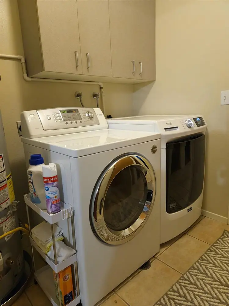 Twin XL bedroom w/shared bathroom