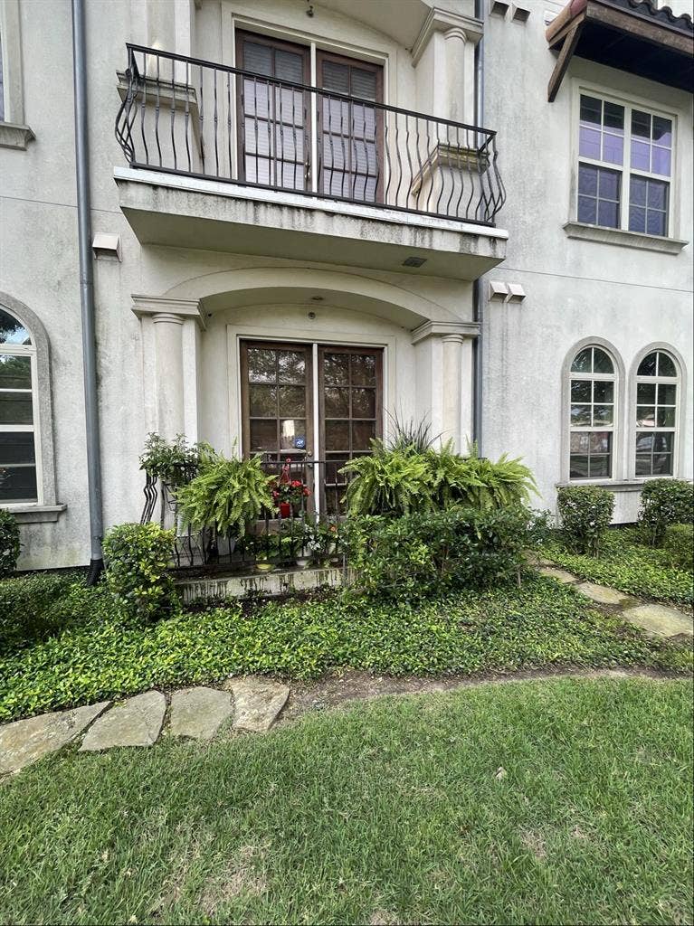 Ultra- very upscale neighborhood