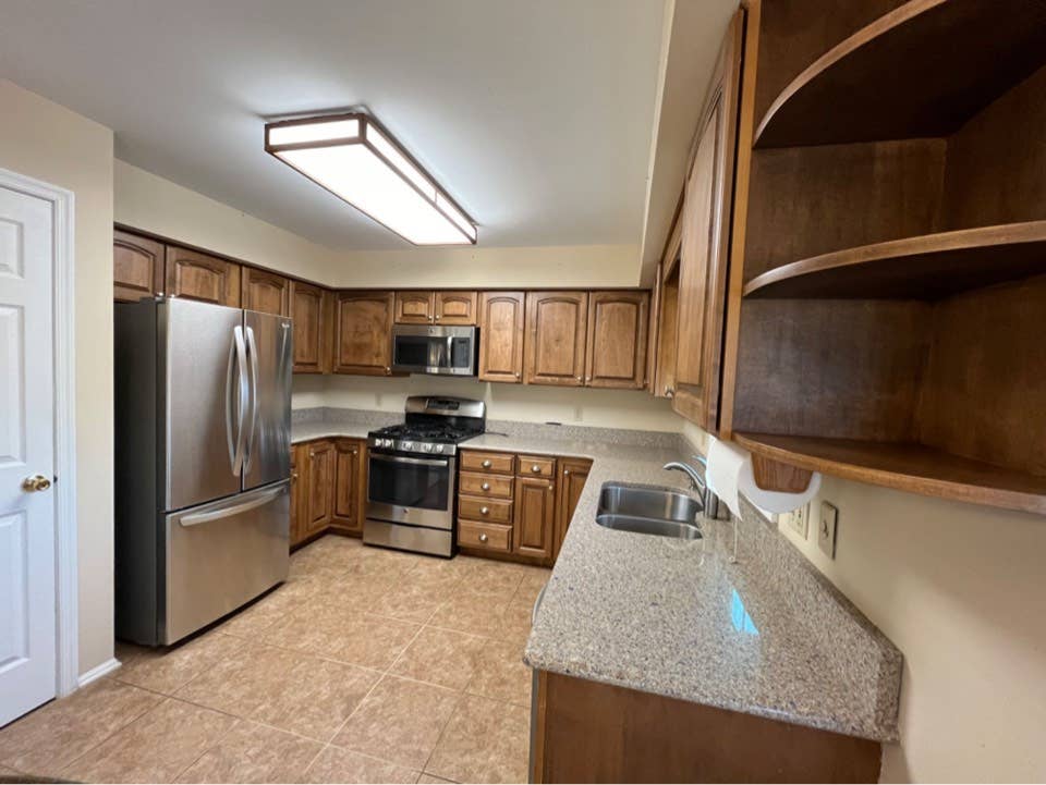 Luxury 3BR Townhome- quiet location