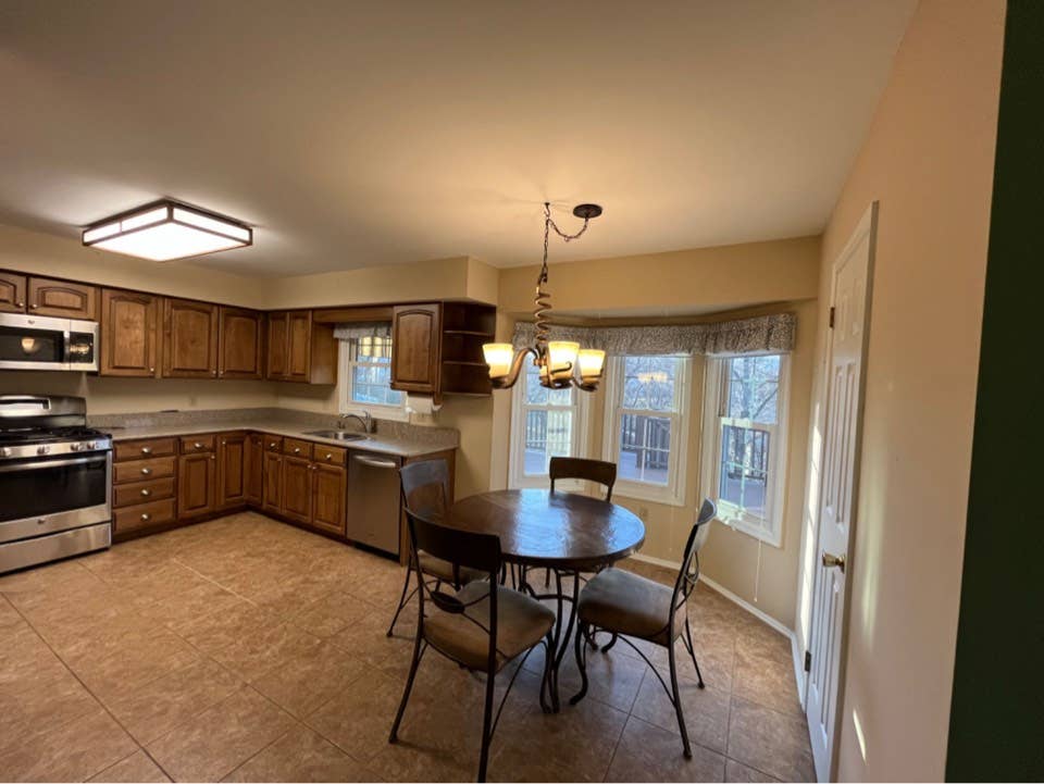 Luxury 3BR Townhome- quiet location