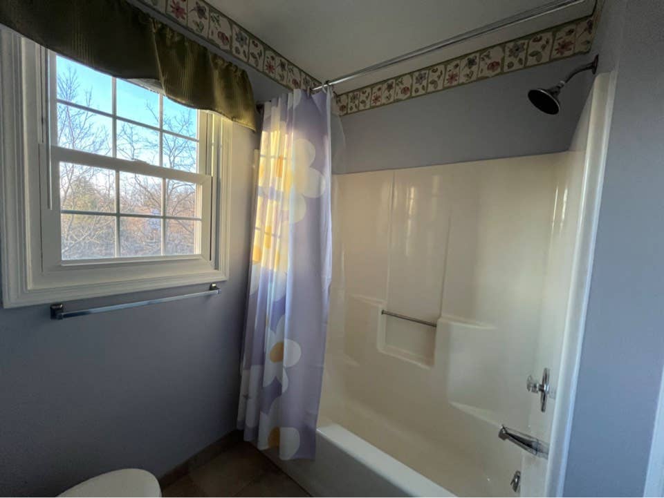 Luxury 3BR Townhome- quiet location