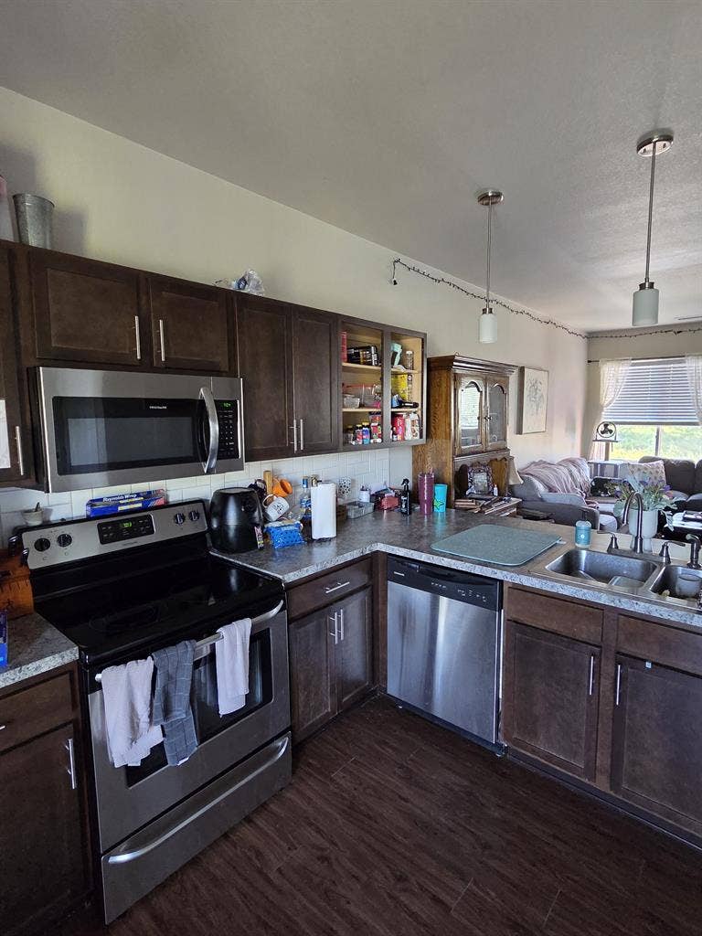ESU Grad: Friendly roomie needed